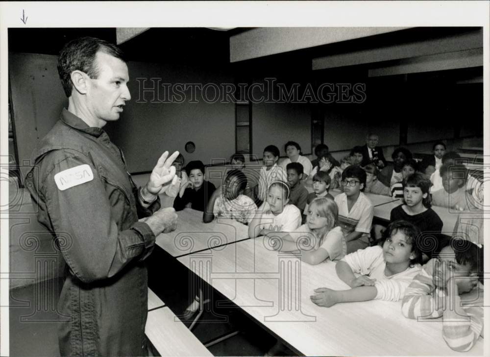 1989 Press Photo Astronaut Brian Duffy &amp; Brookings School Students, Springfield- Historic Images