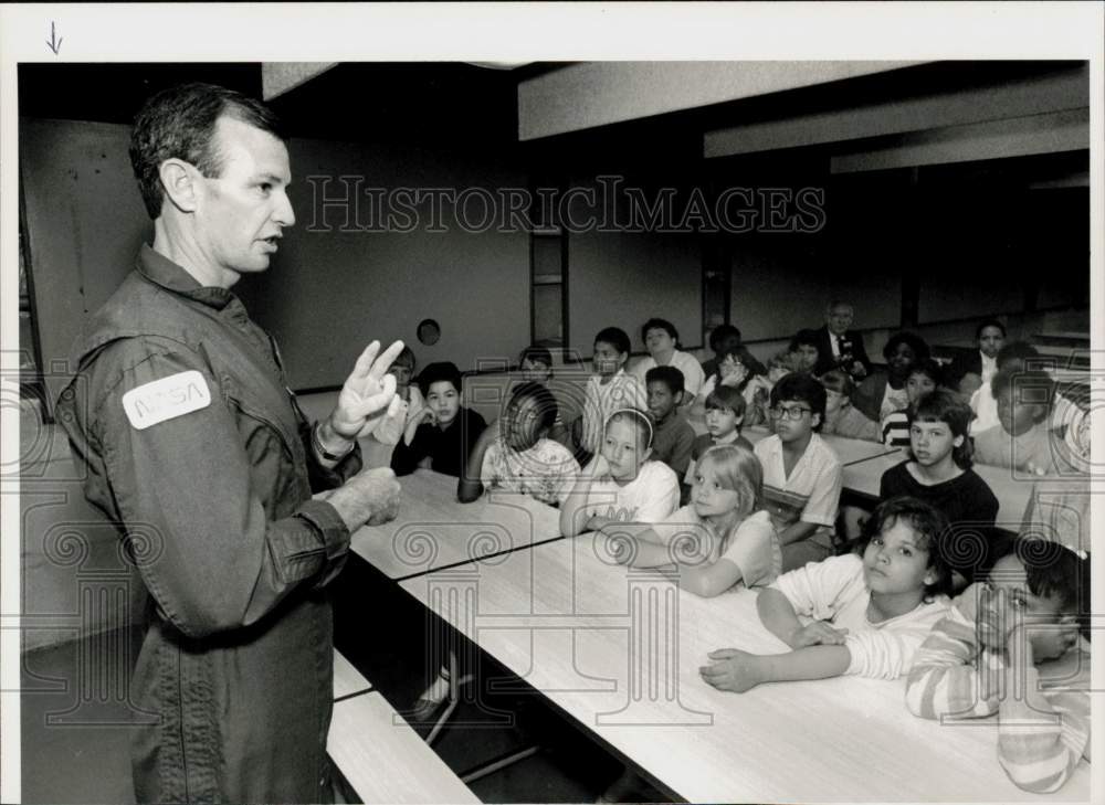 1989 Press Photo Astronaut Brian Duffy & Brookings School Students, Springfield- Historic Images
