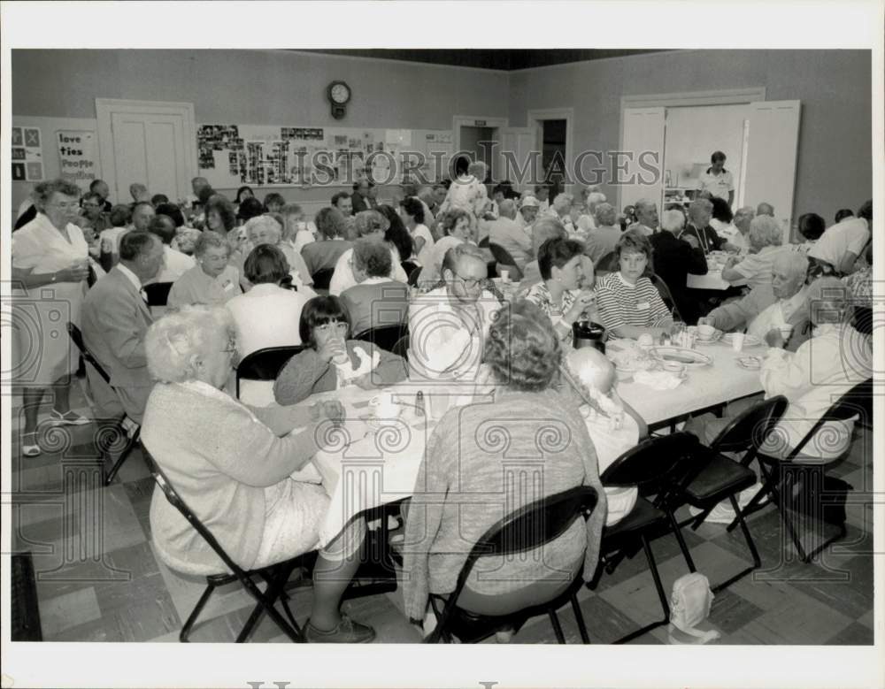 1988 Press Photo Dickinson family eats dinner at Hatfield church - sra17956- Historic Images