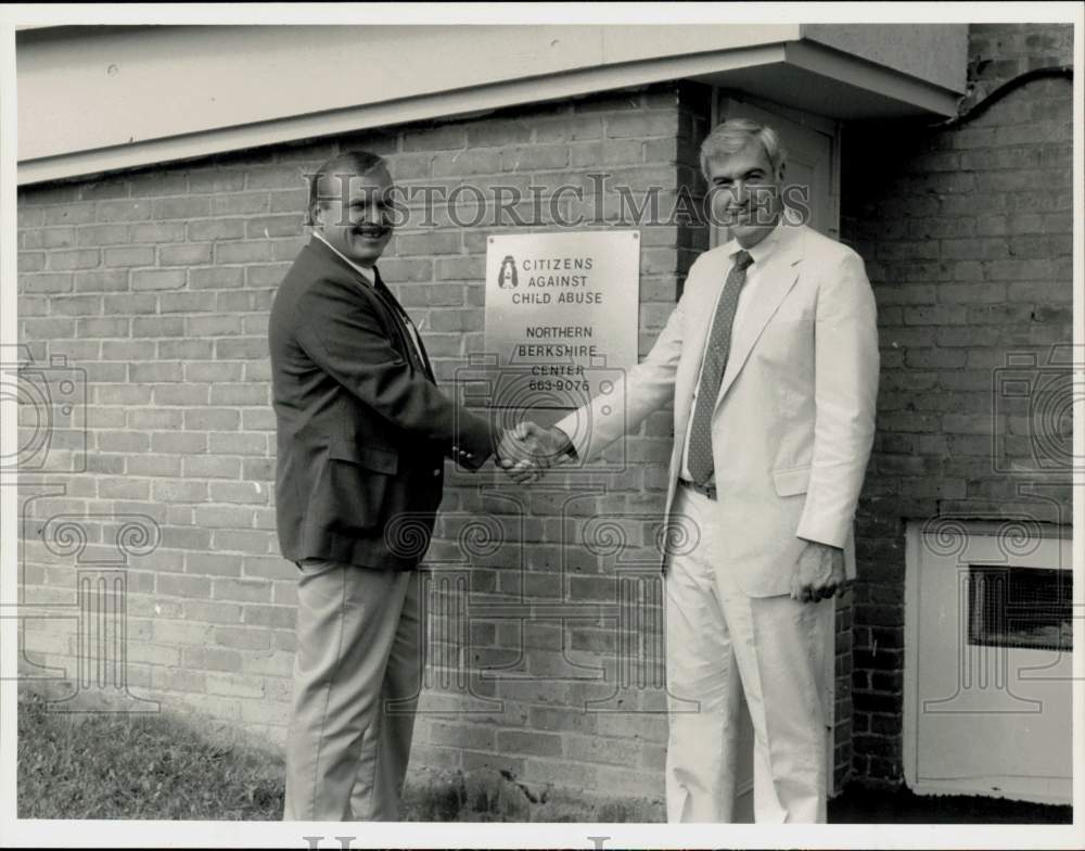 1988 Press Photo Gentleman shaking hands at Sarah Haskins Community Center, MA- Historic Images