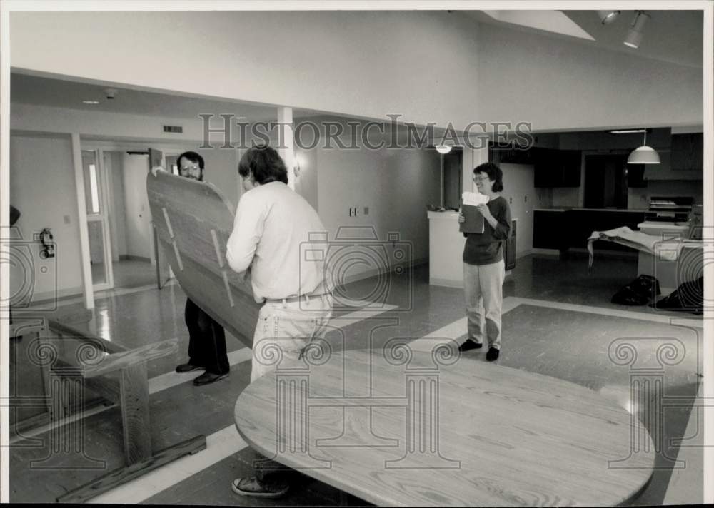 1989 Press Photo Kathy Bennett watches delivery of tables to &quot;Jesse&#39;s&quot; House.- Historic Images