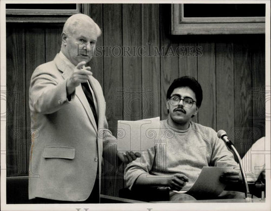 1987 Press Photo District Attorney Matthew Ryan questions Pablo Burgos at trial.- Historic Images
