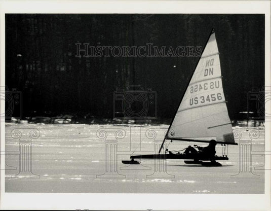 1989 Press Photo Kurt Stadele Pilots Ice Boat at Pontoosuc Lake, Pittsfield- Historic Images