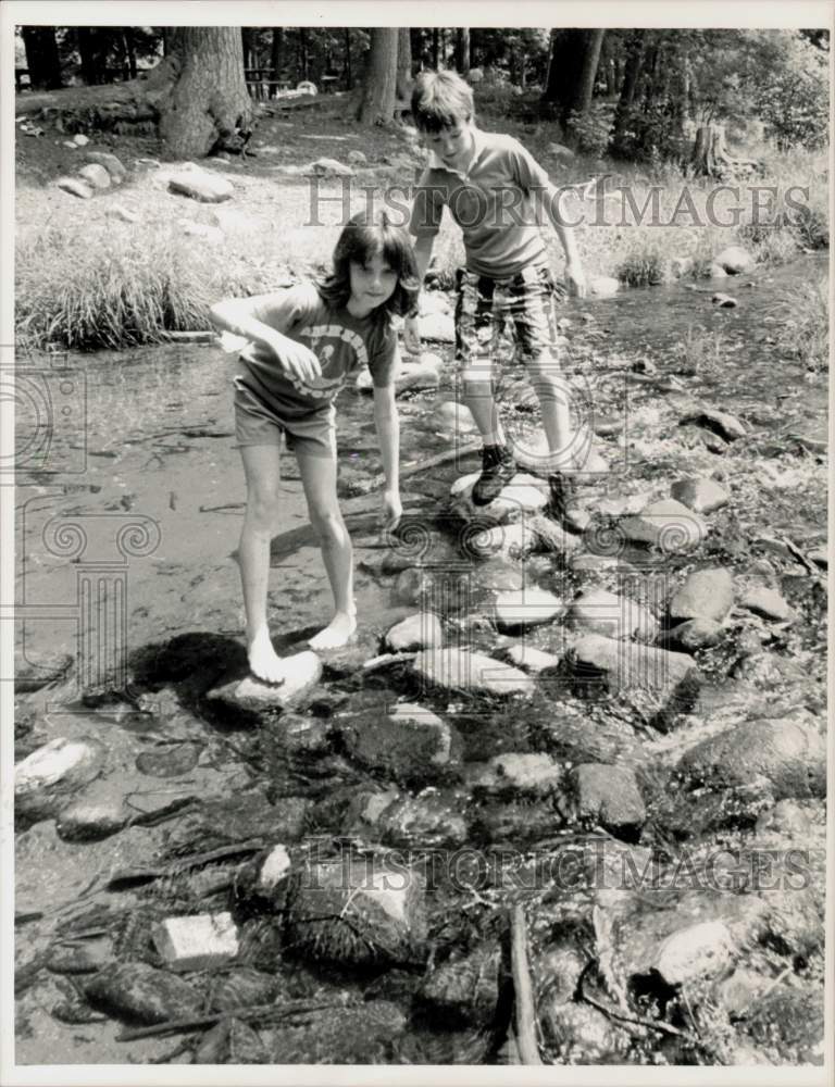 1989 Press Photo Katie and Tom Stetson cross Northampton brook at Look Park.- Historic Images