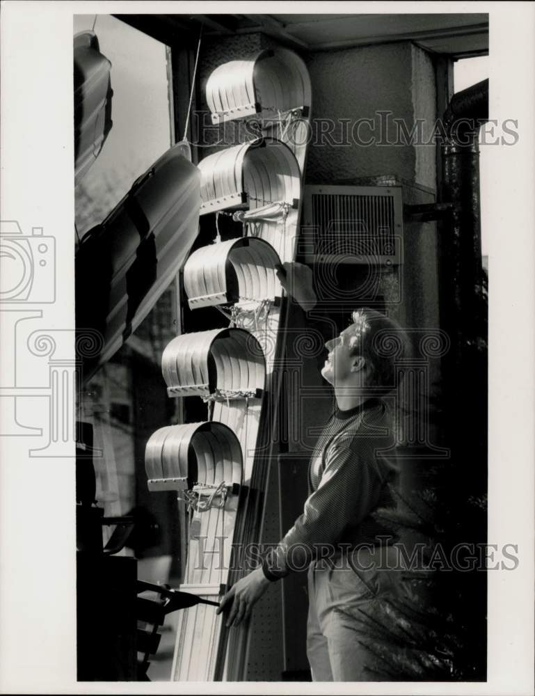 1990 Press Photo Rob Gagne adjusts toboggan display at Highland Hardware.- Historic Images