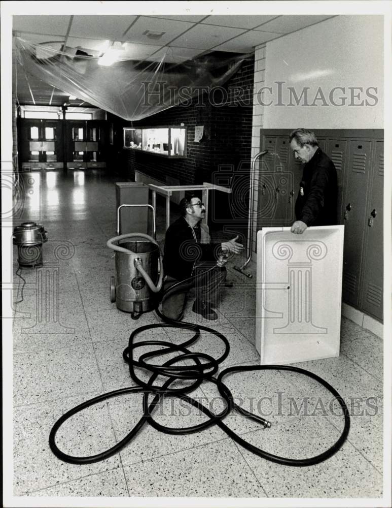 1982 Press Photo Ted Cieplinski and Ken Phillips discuss Southwick school leak- Historic Images