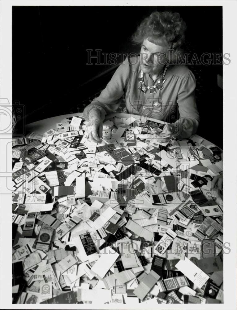 1990 Press Photo Nancy Moyer displays matchbooks at Springfield convention- Historic Images