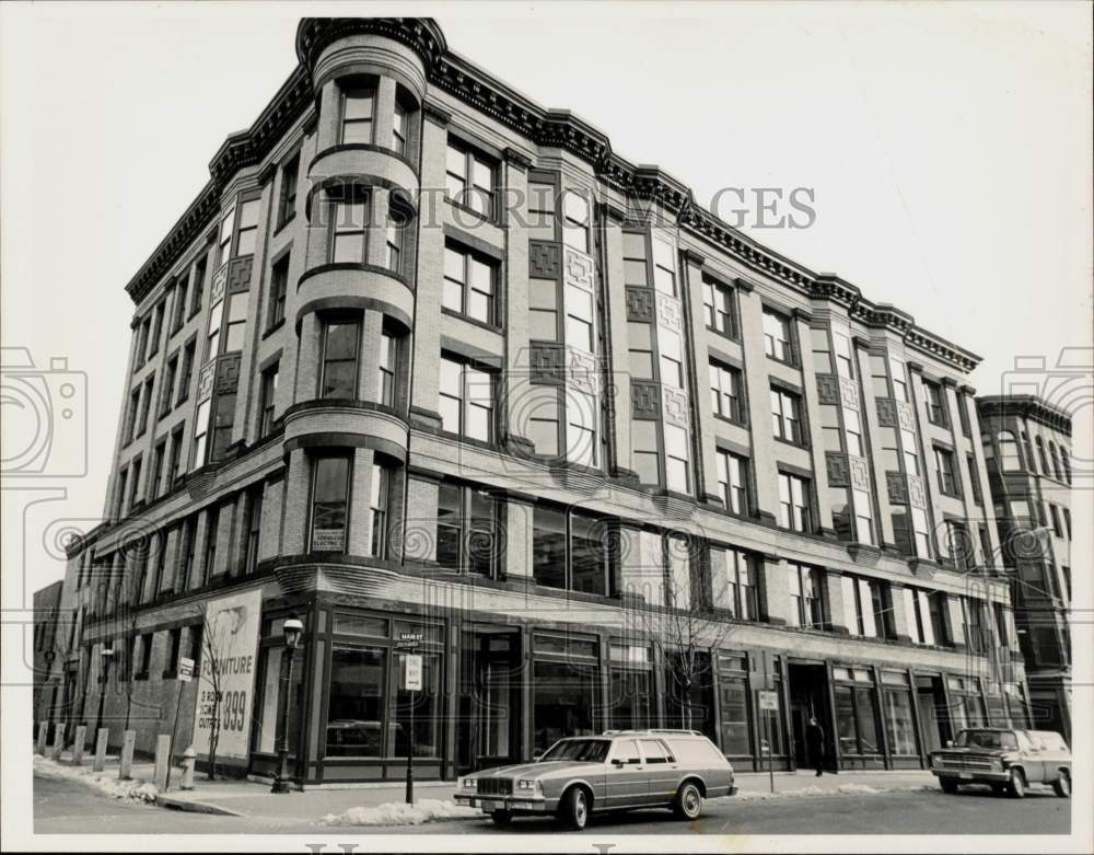 1986 Press Photo Okun Building, now called Colonial Block on Main Street.- Historic Images