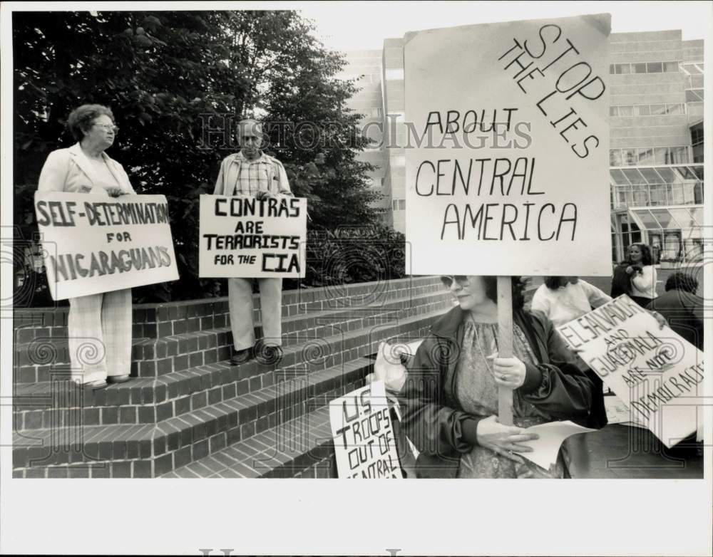 1987 Press Photo Military Aid to Central America Protesters in Springfield- Historic Images