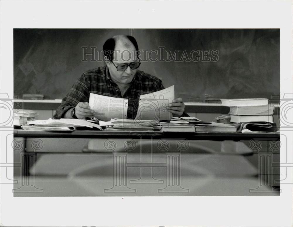 1991 Press Photo Social studies teacher David Siegle at Ware High School- Historic Images