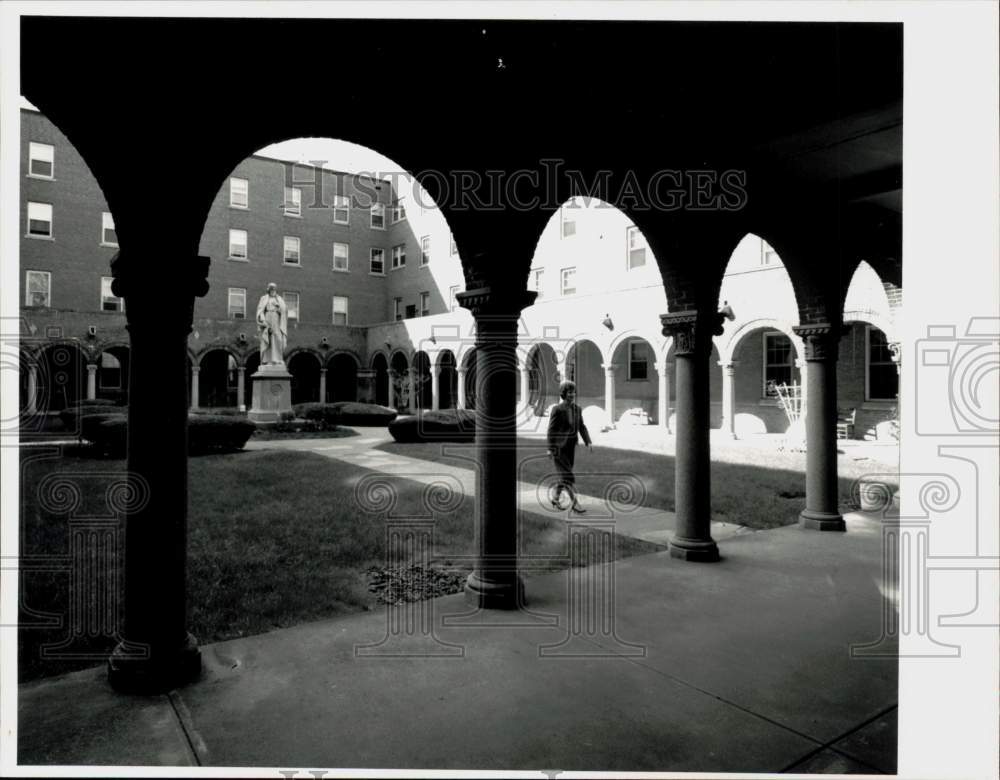 1990 Press Photo Courtyard of Providence Mother House, Holyoke, Massachusetts- Historic Images