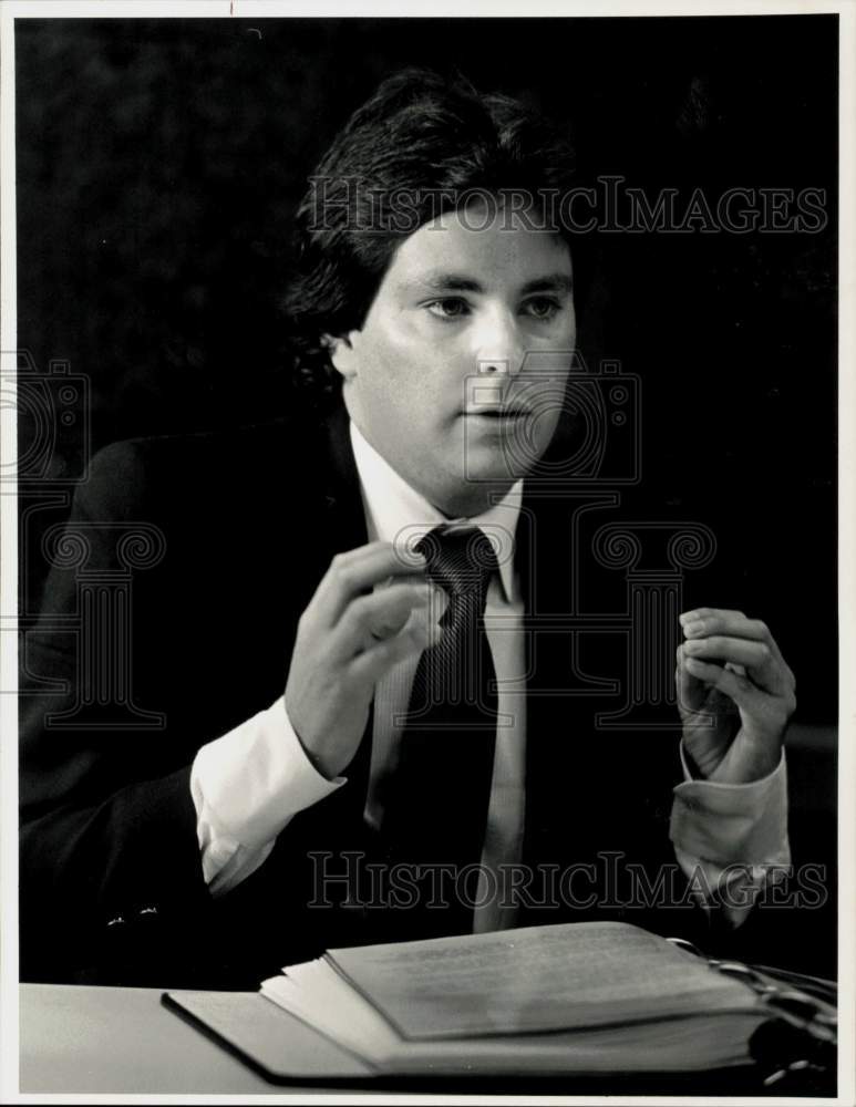 1986 Press Photo Jorge Rosales speaks at Republican Club UMass press conference.- Historic Images