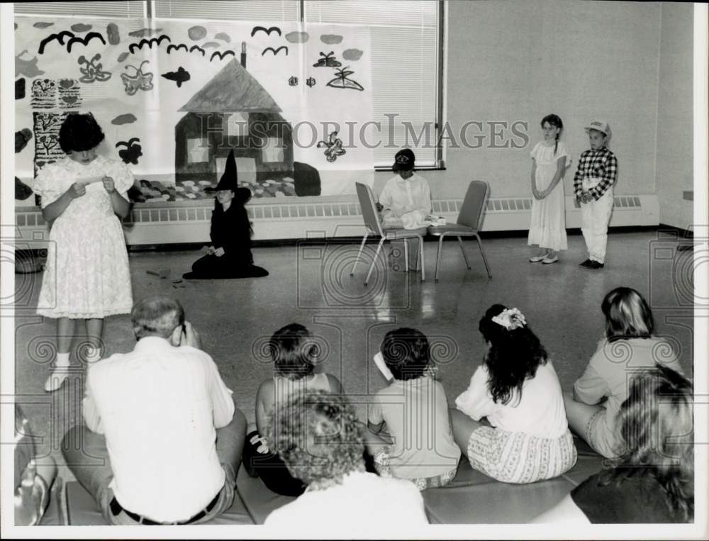 1991 Press Photo &quot;Rapunzel&quot; performance at Angelo Lamagna Center in Enfield.- Historic Images