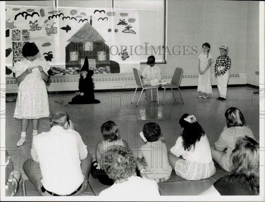 1991 Press Photo "Rapunzel" performance at Angelo Lamagna Center in Enfield.- Historic Images