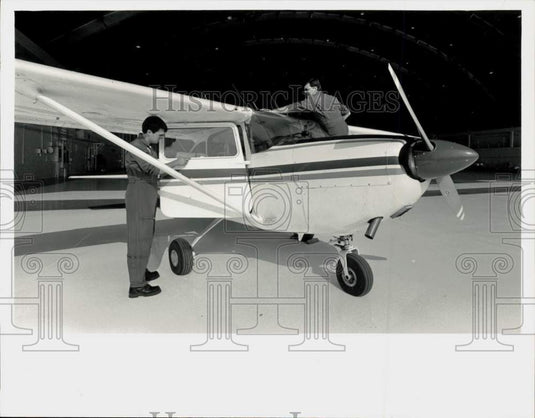 1983 Press Photo Max Schmitter and Stephen Kozloski ready plane at Westover
