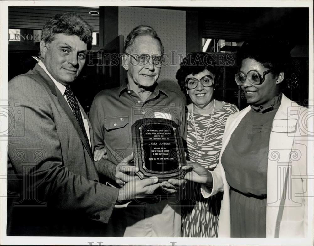 Press Photo Urban League volunteers awarded in Springfield - sra22150- Historic Images