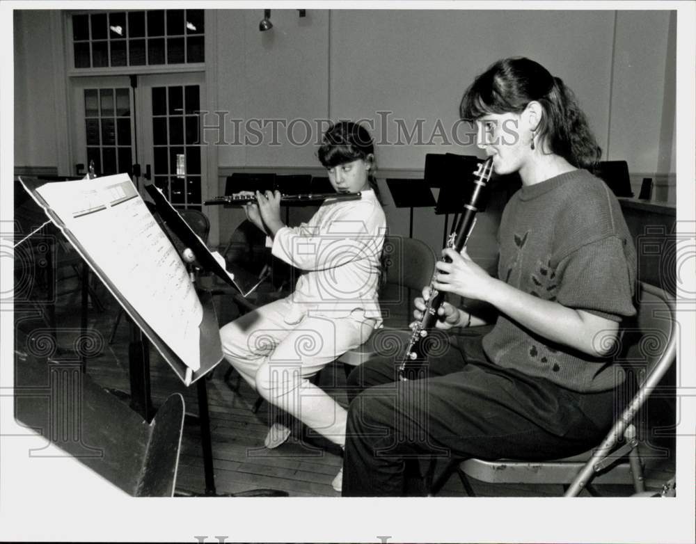 1990 Press Photo Alison Marzalek practices with Instructor Deborah Gould, UMass- Historic Images