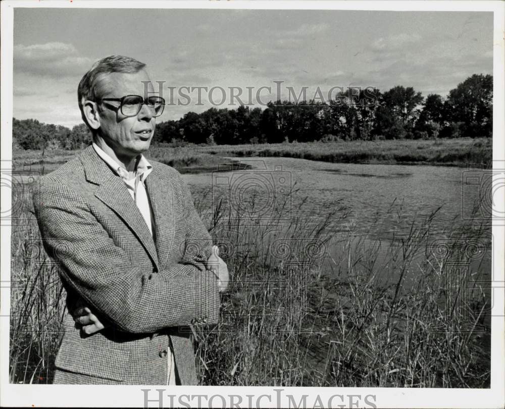 1982 Press Photo John Crosman beside Manhan River at Arcadia Wildlife Refuge- Historic Images