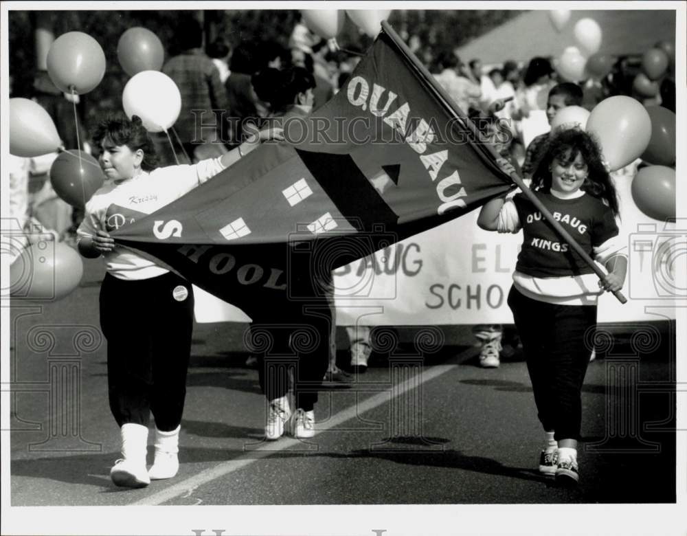 1990 Press Photo Quabaug School&#39;s Christina Guimon, Kate Robert in MA Parade- Historic Images