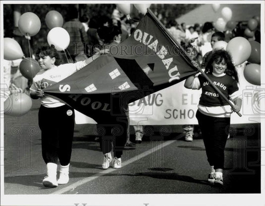 1990 Press Photo Quabaug School's Christina Guimon, Kate Robert in MA Parade- Historic Images