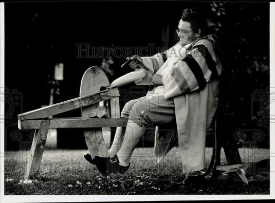 1987 Press Photo Gerry Cox works shave horse at Deerfield Colonial encampment.- Historic Images
