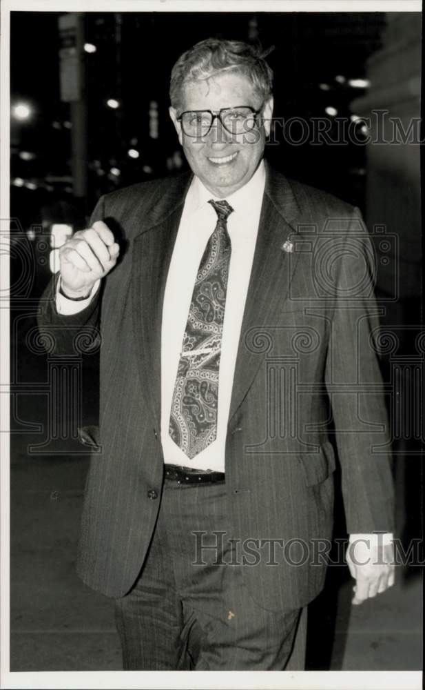 1989 Press Photo Councilman Vin DiMonaco on Way to Congratulate Mary Hurley, MA- Historic Images