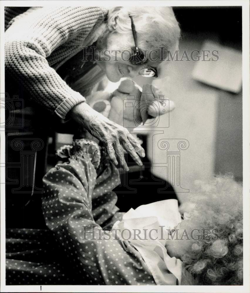 1988 Press Photo Joan Leahy entertains Kathleen Hastings at Marian Center.- Historic Images