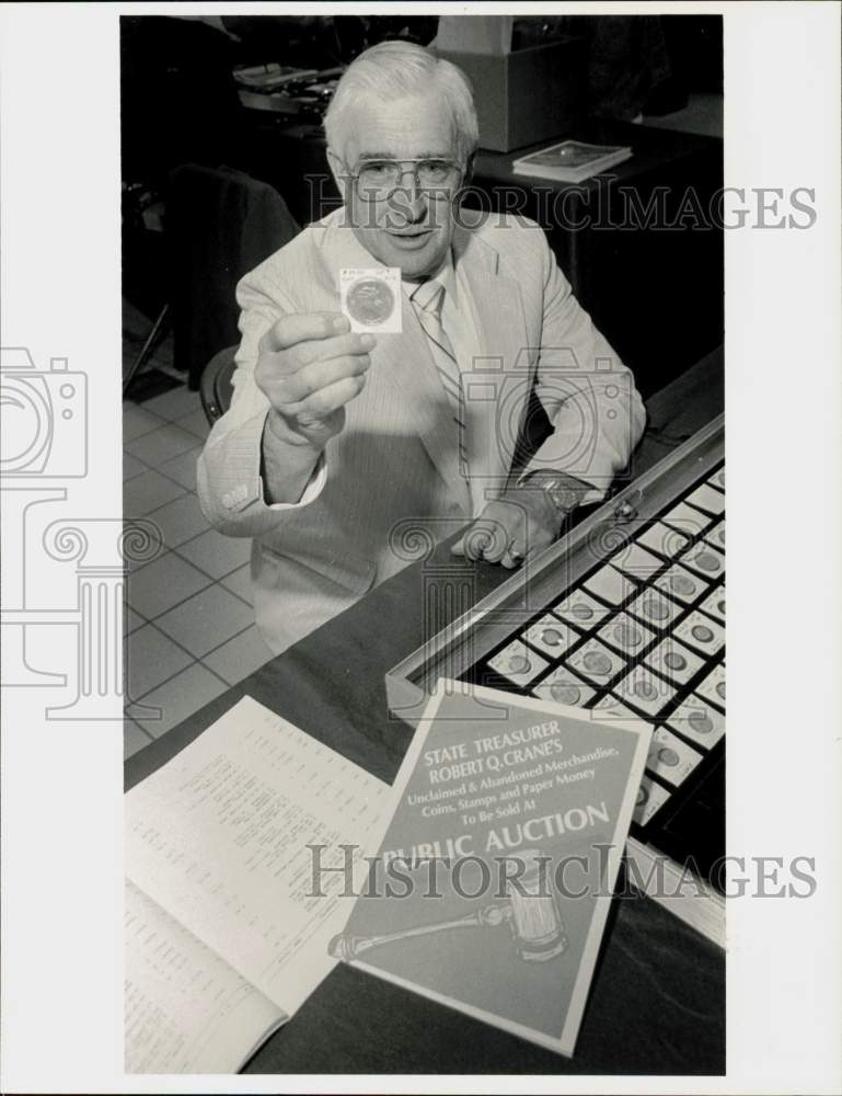 1988 Press Photo Victor DuBois holds gold piece at Fairfield Mall in Chicopee- Historic Images