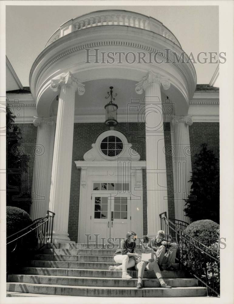 Press Photo Students answer questions about Suffield Academy at orientation- Historic Images