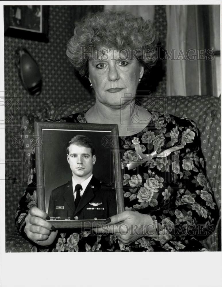 Press Photo Bette Currier with Photo of Her Fighter Pilot Son - sra23865- Historic Images