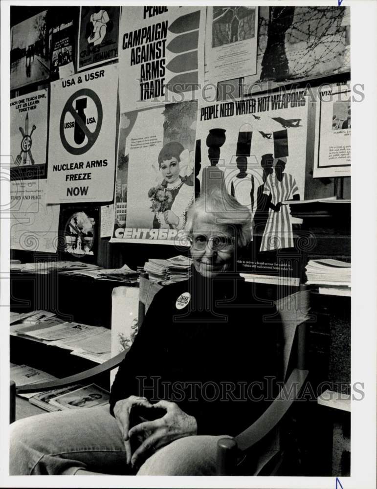 1985 Press Photo Frances Crowe in her American Friends Northampton home office.- Historic Images