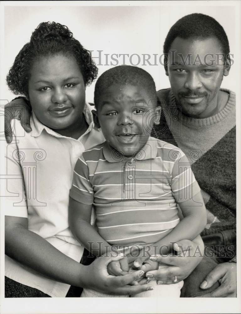 1989 Press Photo Joshua Crenshaw poses with parents in Springfield. - sra23921- Historic Images