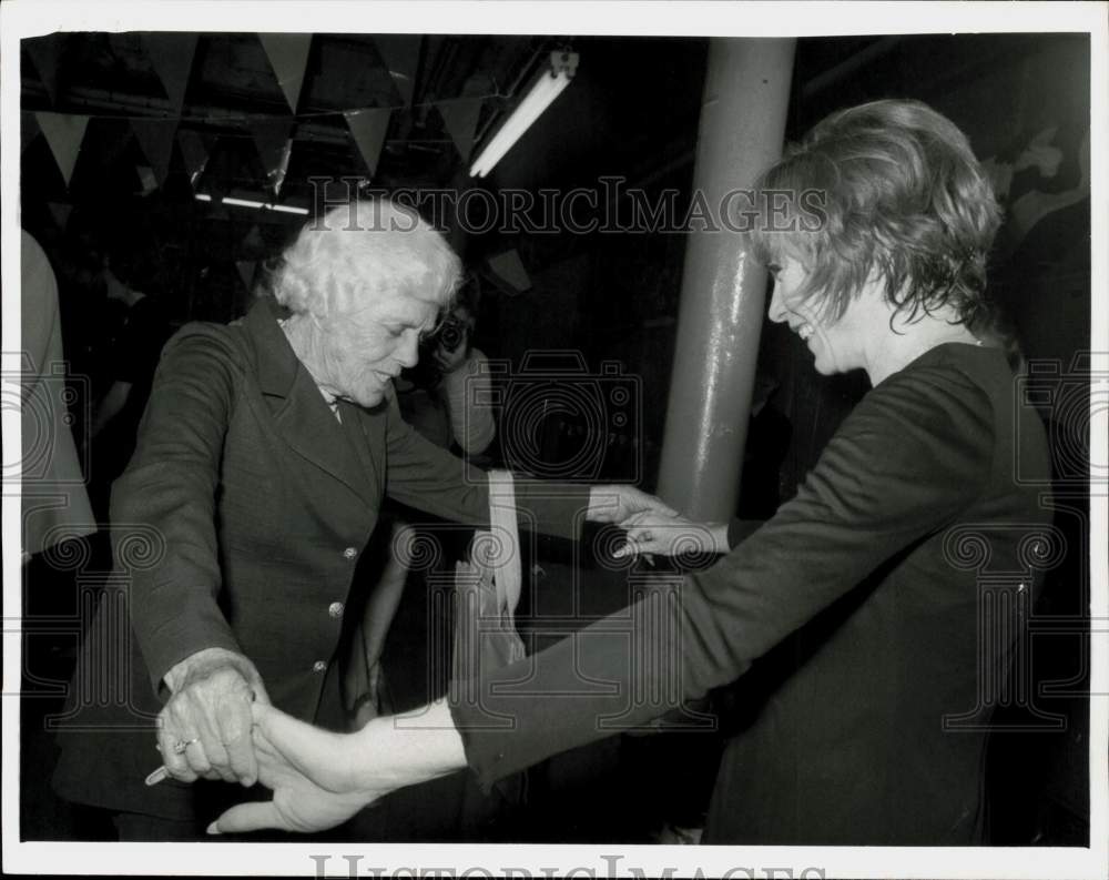 1976 Press Photo Lillian Carter &amp; Actress Shirley MacLaine at Palace Theater, NY- Historic Images