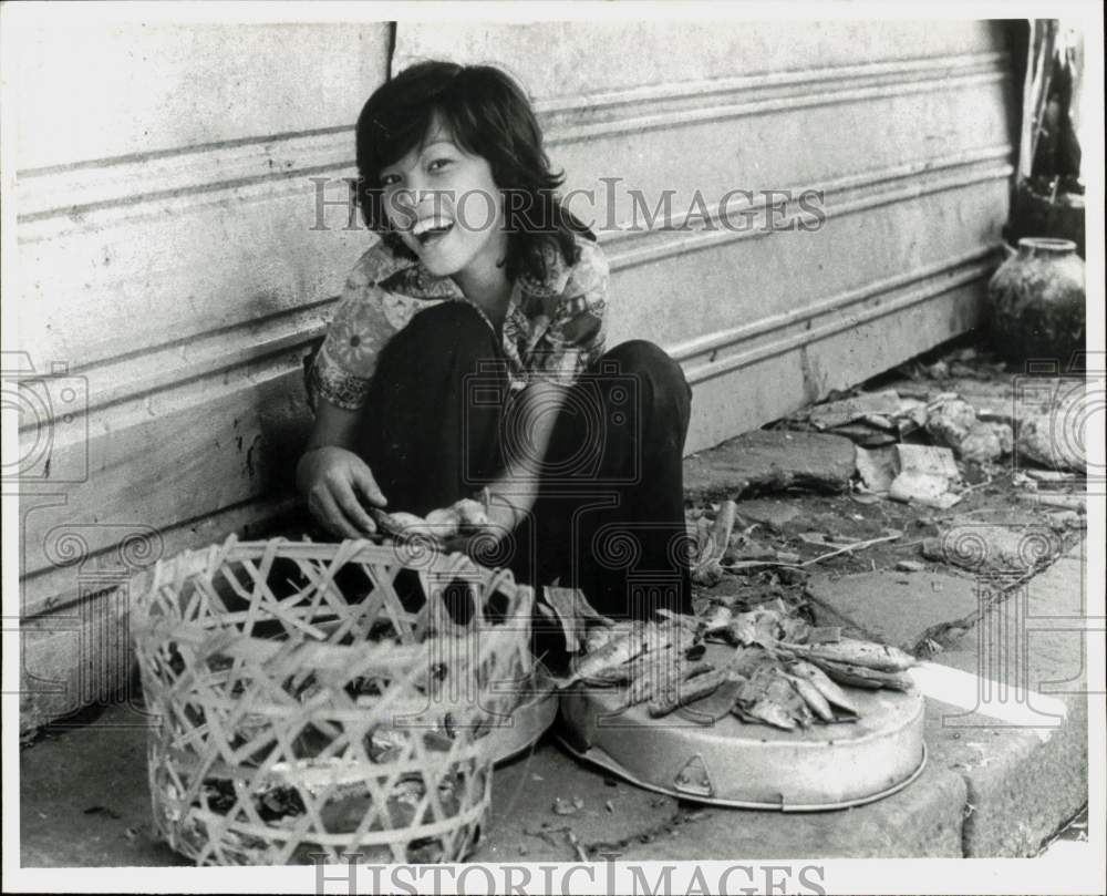 1982 Press Photo Vietnamese youngster sells fish on Ho Chi Minh City street.- Historic Images