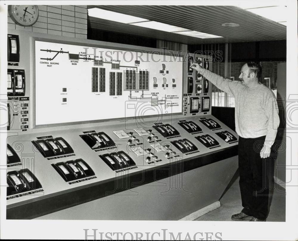 1982 Press Photo Springfield water works employee John O&#39;Connor checks controls- Historic Images