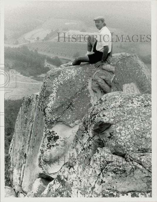 1990 Press Photo David Dickhouse atop Monument Mountain, Great Barrington- Historic Images