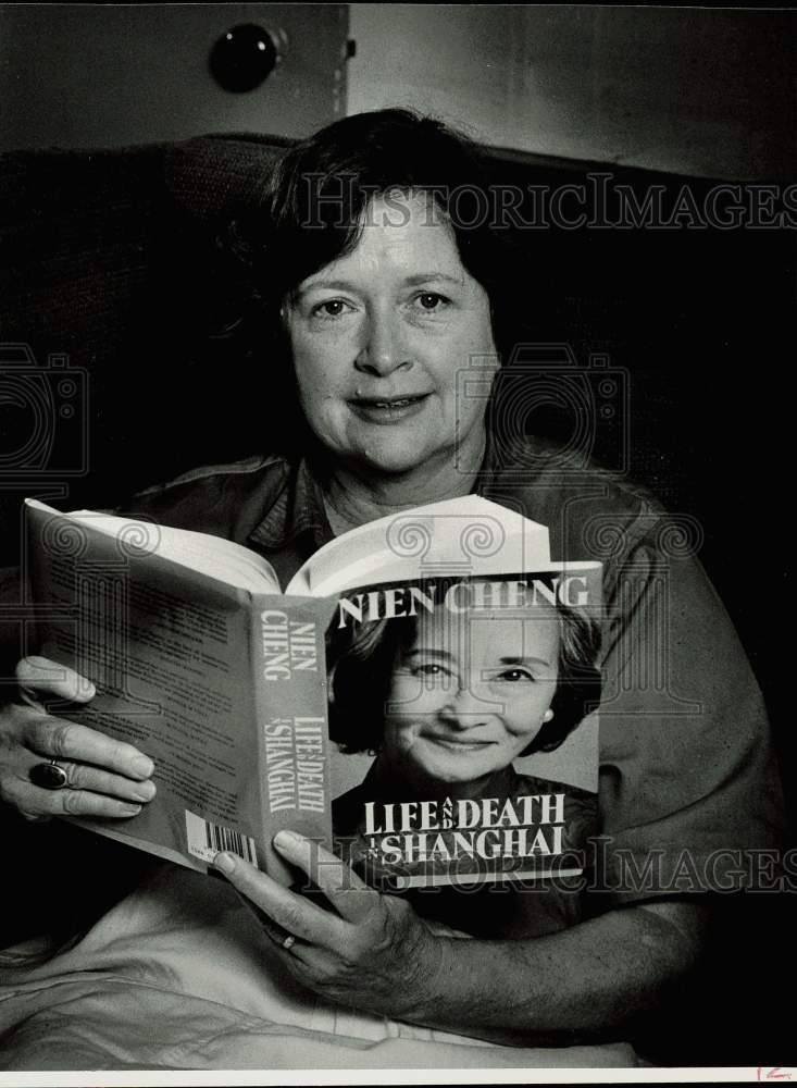 1987 Press Photo Patricia McTaggart reads &quot;Life and Death in Shanghai&quot; Book- Historic Images