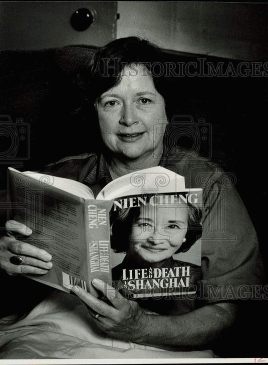 1987 Press Photo Patricia McTaggart reads "Life and Death in Shanghai" Book- Historic Images
