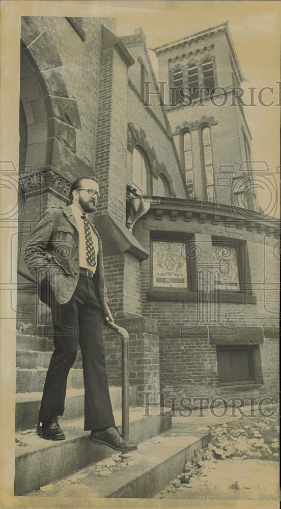 1975 Press Photo Reverend Joe K. Carpenter at burned Wesley Methodist Church- Historic Images