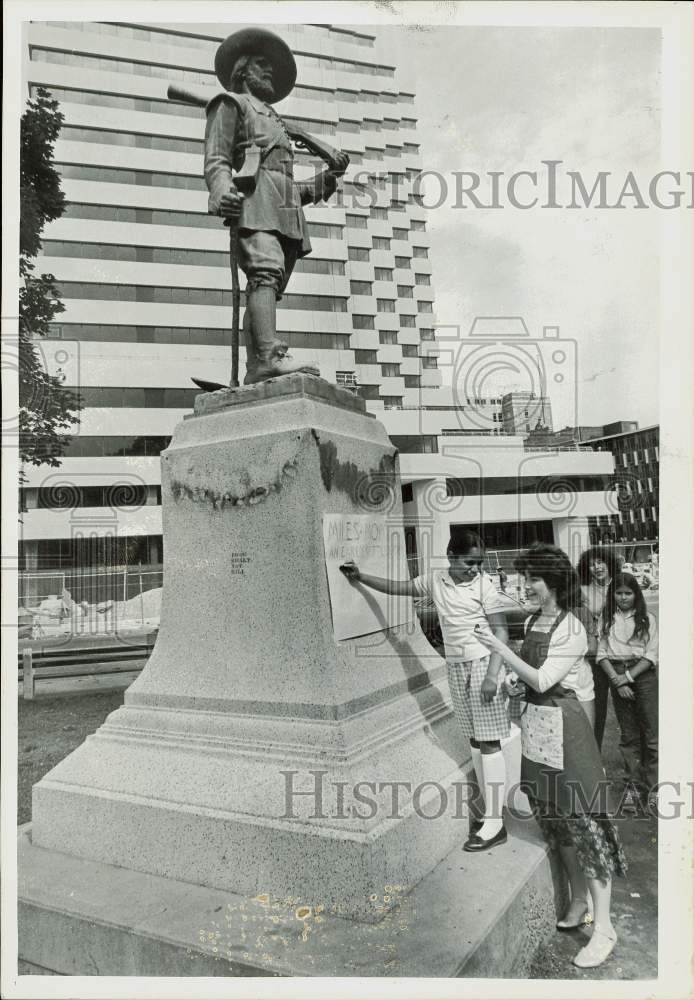 1982 Press Photo Youth take Rubbings from Miles Morgan Statue in Springfield- Historic Images