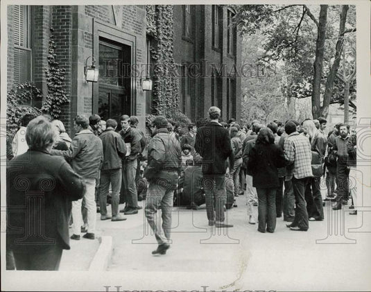 1969 Press Photo Students outside Springfield College Building - sra26873- Historic Images