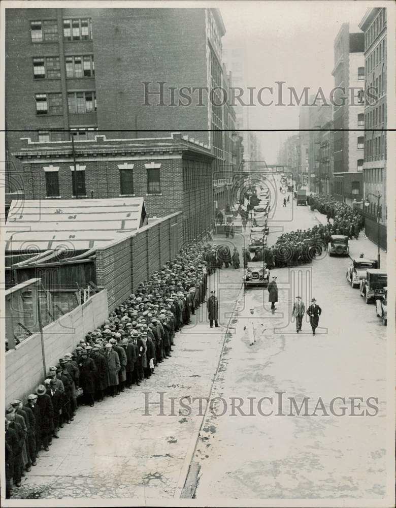 Press Photo Bread Line winds along Sidewalks - sra27087- Historic Images