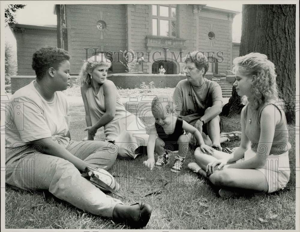 1989 Press Photo Women discuss Play at Mount Holyoke College, South Hadley- Historic Images