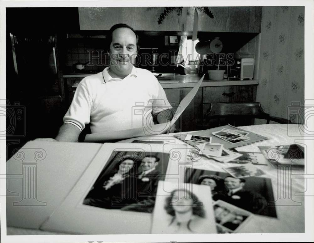 1990 Press Photo James Mercier in his West Springfield Home with Photographs- Historic Images