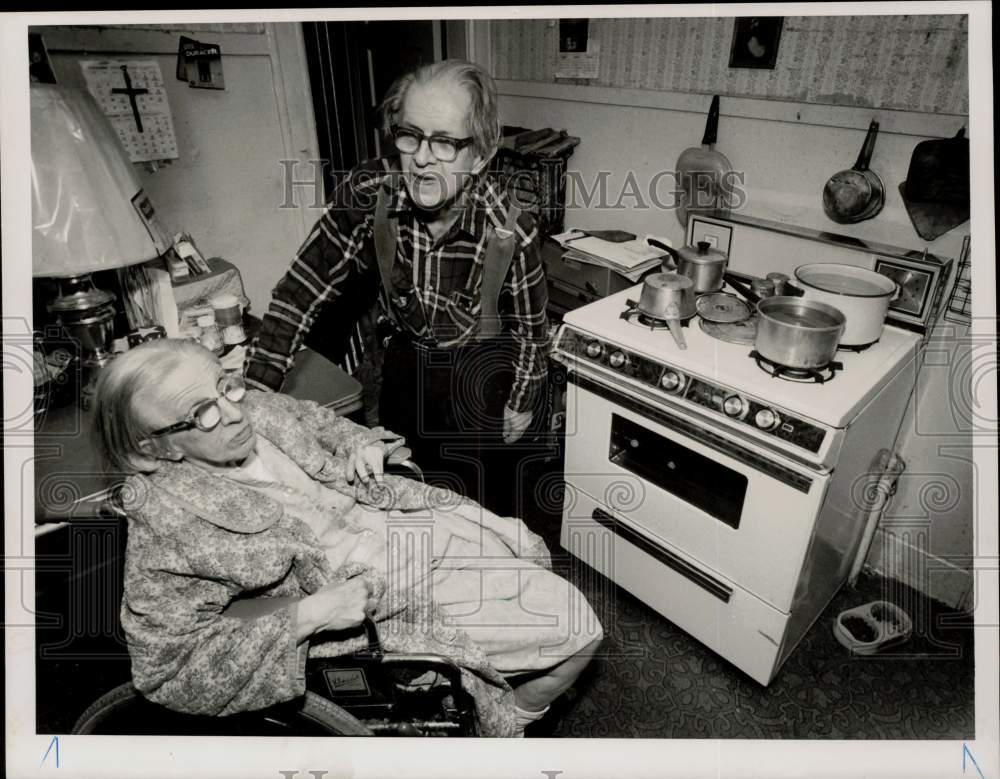 1989 Press Photo John and Leona Fleming in Sheldon Street Kitchen in Springfield- Historic Images