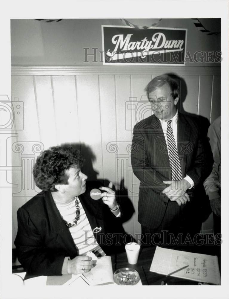 1990 Press Photo Martin Dunn talks with Nancy Bartley in Holyoke, Massachusetts- Historic Images