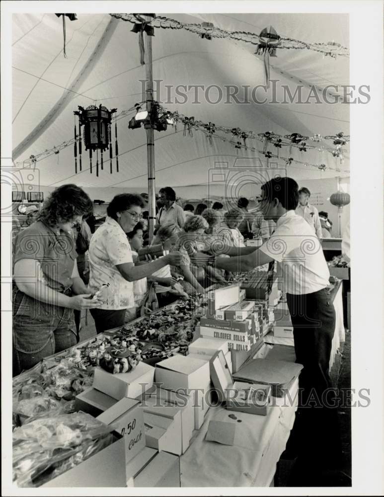 1985 Press Photo Customers and Patrons at China Exhibit at Eastern States Expo- Historic Images