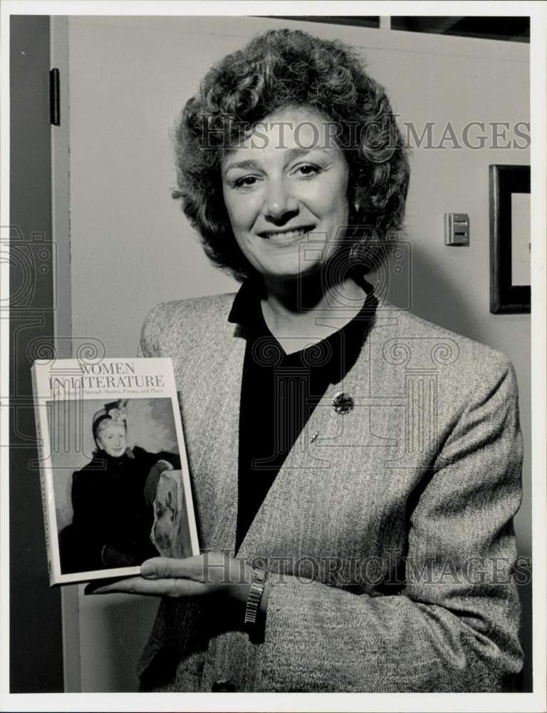 1988 Press Photo Dr. Sandra Eagleton of Holyoke Community College with her Book- Historic Images