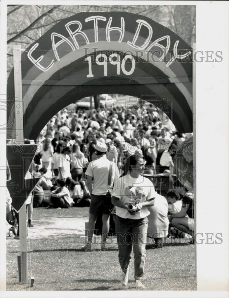 1990 Press Photo Gates of Earth Day at Amherst Common in Massachusetts- Historic Images