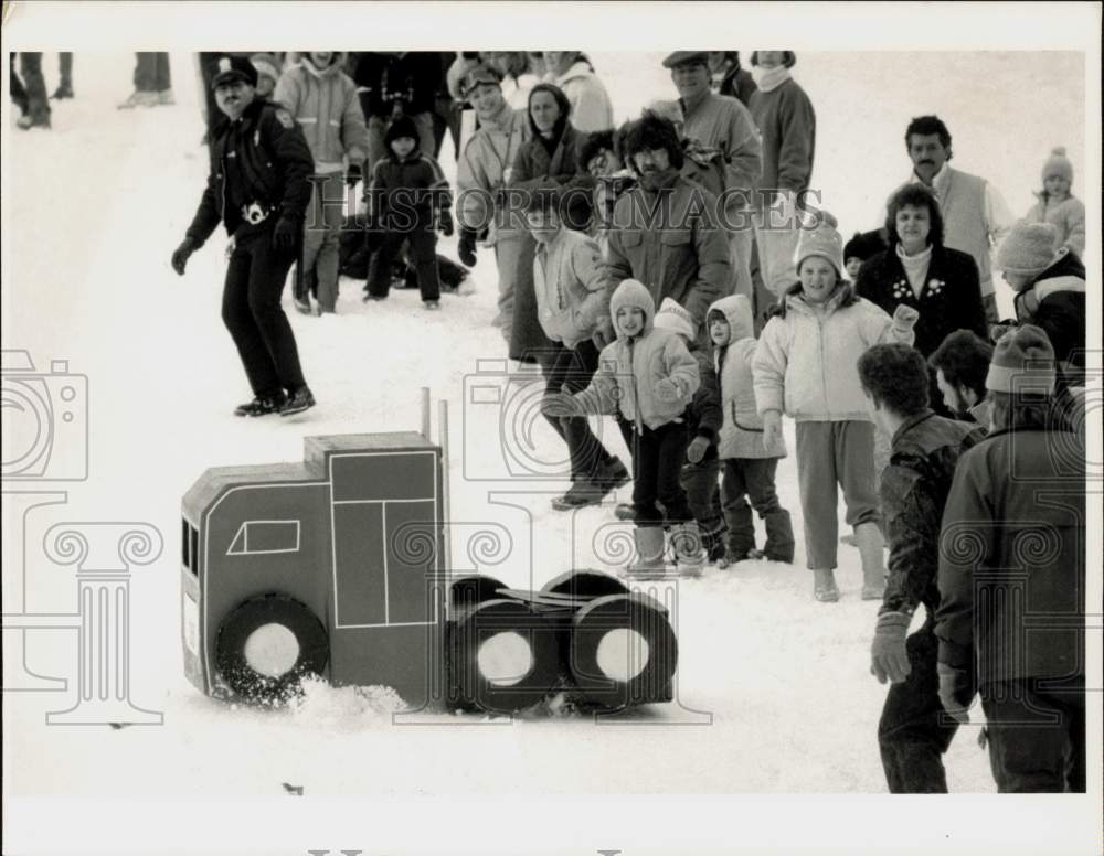 1989 Press Photo Snow Box Derby Participate at Mt. Tom in Holyoke - sra29352- Historic Images